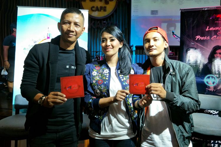 Rowman, Rendra dan Ayu Angels yang tergabung dalam The Row saat peluncuran singel Bersamamu (I Will Be There For You)  di Hard Rock Cafe, SCBD, Jakarta Selatan, Rabu (10/1/2018).