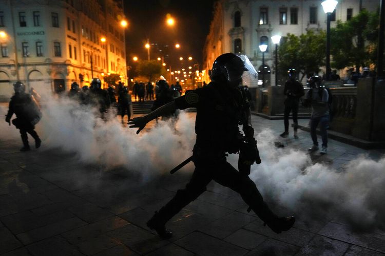 Gas air mata dikembalikan ke polisi yang mencoba membubarkan pendukung Presiden terguling Pedro Castillo di alun-alun San Martin di Lima, Peru, Minggu, 11 Desember 2022. 