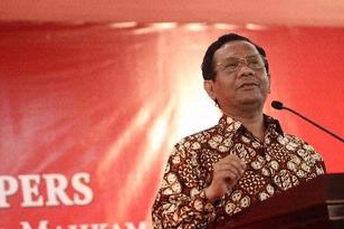 Ketua Mahkamah Konstitusi (MK) Mahfud MD menyampaikan pidato tentang refleksi dan proyeksi kinerja MK di Gedung MK, Jakarta, Senin (3/1/2011).