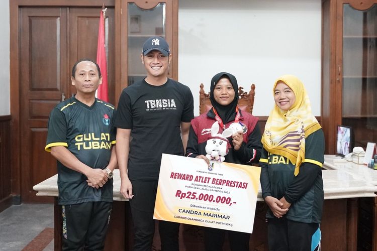 Bupati Tuban, Aditya Halindra Faridzky menyerahkan reward atau penghargaan kepada atlet gulat putri peraih medali perak Sea Games 2023 di Kamboja, Candra Marimar.