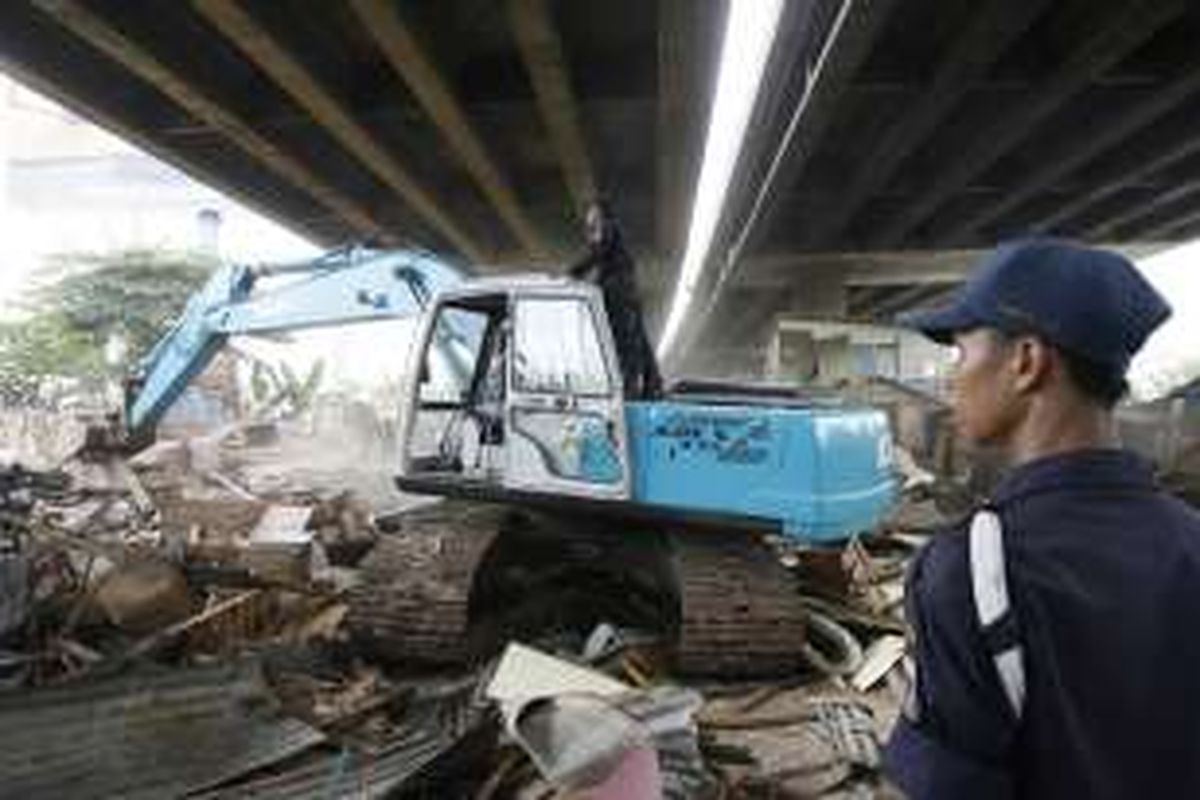  Petugas Tramtib Linmas menggusur ratusan permukiman di kolong jalan tol di kawasan Kalijodo, Jakarta Utara, Kamis (25/1/2007) dengan bantuan alat berat. 