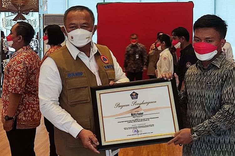 Kepala BNPB Ganip Warsito berikan penghargaan kepada pejuang penanganan Covid-19