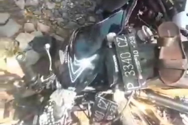 Foto: Kondisi motor korban setelah tabrkaan dengan mobil pemadam kebakaran di Jalan Raya Pantura Suboh, Kabupaten Situbondo, Provinsi Jawa Timur pada Selasa (8/8/2023). 