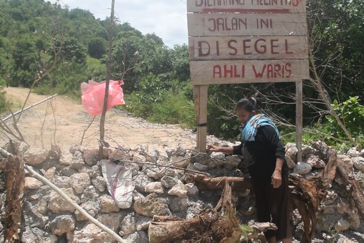 Warga Kelurahan Takimpo, Kecamatan Pasarwajo, Kabupaten Buton, Sulawesi Tenggara, menutup akses jalan menuju stadion Gelanggang Olah Raga (GOR) dengan membangun pondasi ditengah jalan, Kamis (14/10/2021).