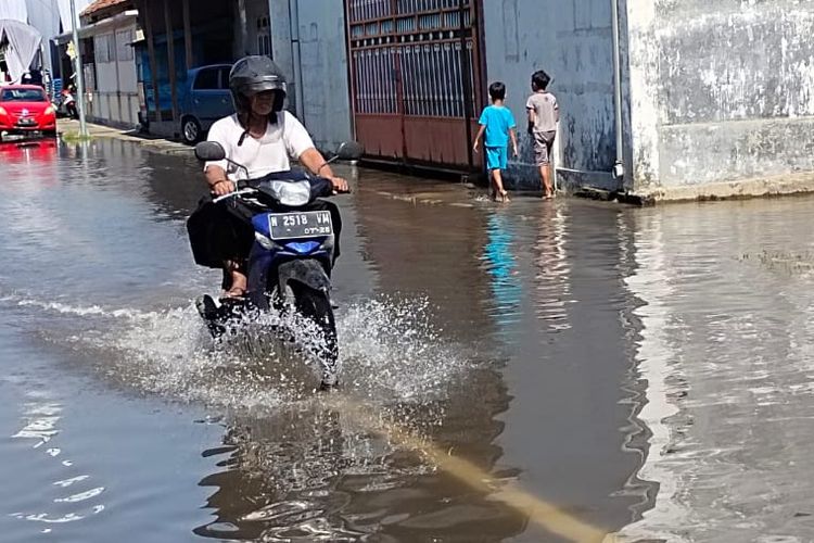 Banjir rob kembali melanda Kabupaten dan Kota Pasuruan, Jum'at (15/7/2022) hingga membuat lalu lintas kendaraan terganggu.