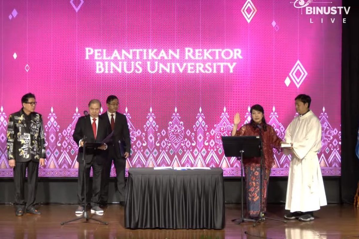Dr. Nelly, S.Kom., M.M., CSCA., saat diambil sumpah dan janji jabatan sebagai Rektor baru Binus University Periode 2023-2028.