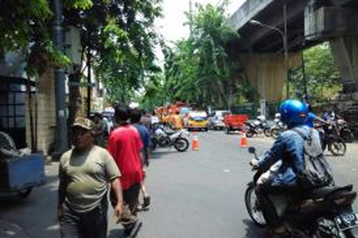 Jalan raya Karang Anyar ditutup untuk kelancaran pembongkaran pasar Karang Anyar, Rabu (16/9)