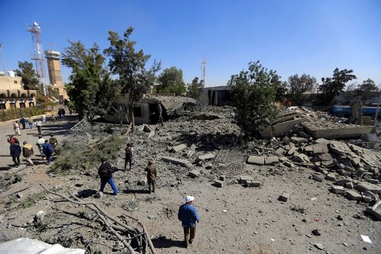 Gambar yang diambil pada 21 Desember 2021 ini menunjukkan pandangan umum tentang kehancuran menyusul serangan udara yang dilaporkan oleh koalisi pimpinan Saudi yang menargetkan Bandara Internasional Sanaa, ibu kota Yaman yang dikuasai pemberontak Houthi. 
