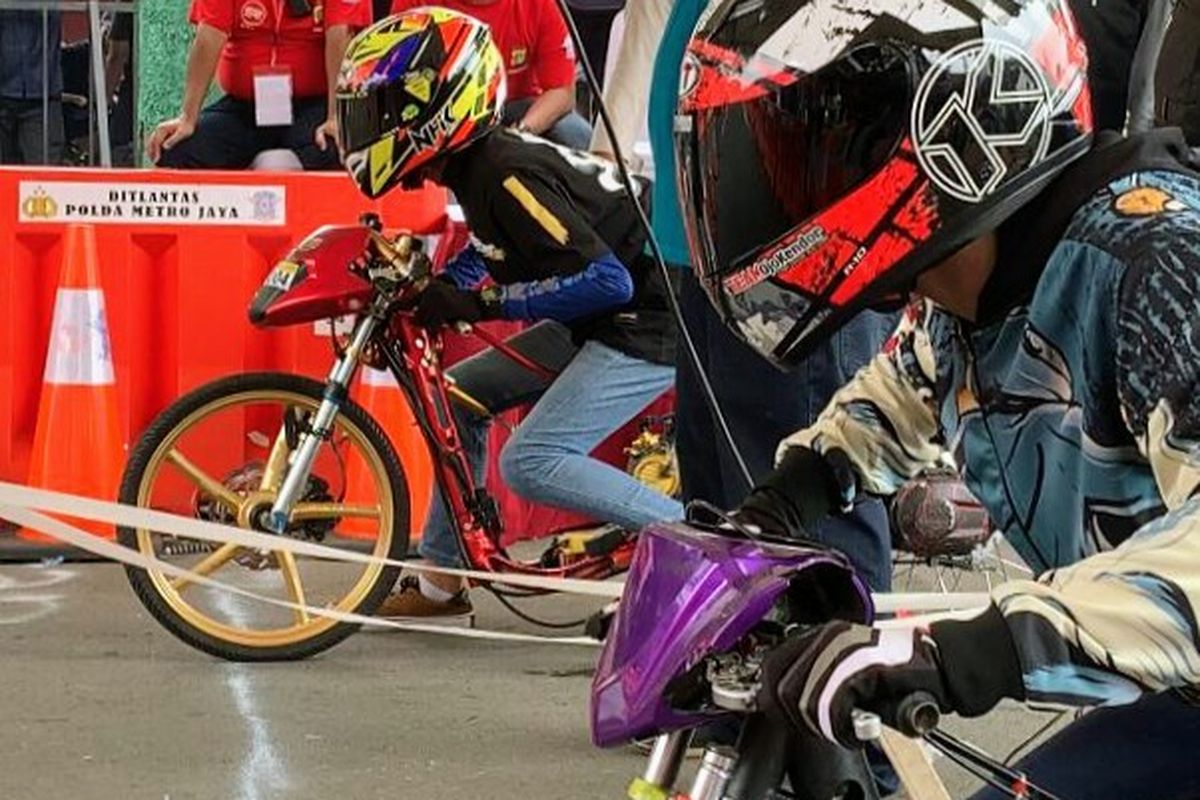 Dua peserta ajang balapan Street Race Polda Metro Jaya bersiap di garis start lintasan Jalan Benyamin Sueb, Kemayoran, Jakarta Pusat, Sabtu (3/9/2022). 