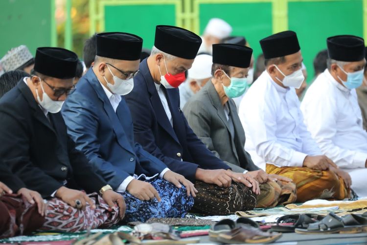 Gubernur Jawa Tengah, Ganjar Pranowo menunaikan salat Idul Adha 1443 H di Lapangan Pancasila, Simpang Lima, Kota Semarang, Jawa Tengah pada Minggu (10/7/2022). 
