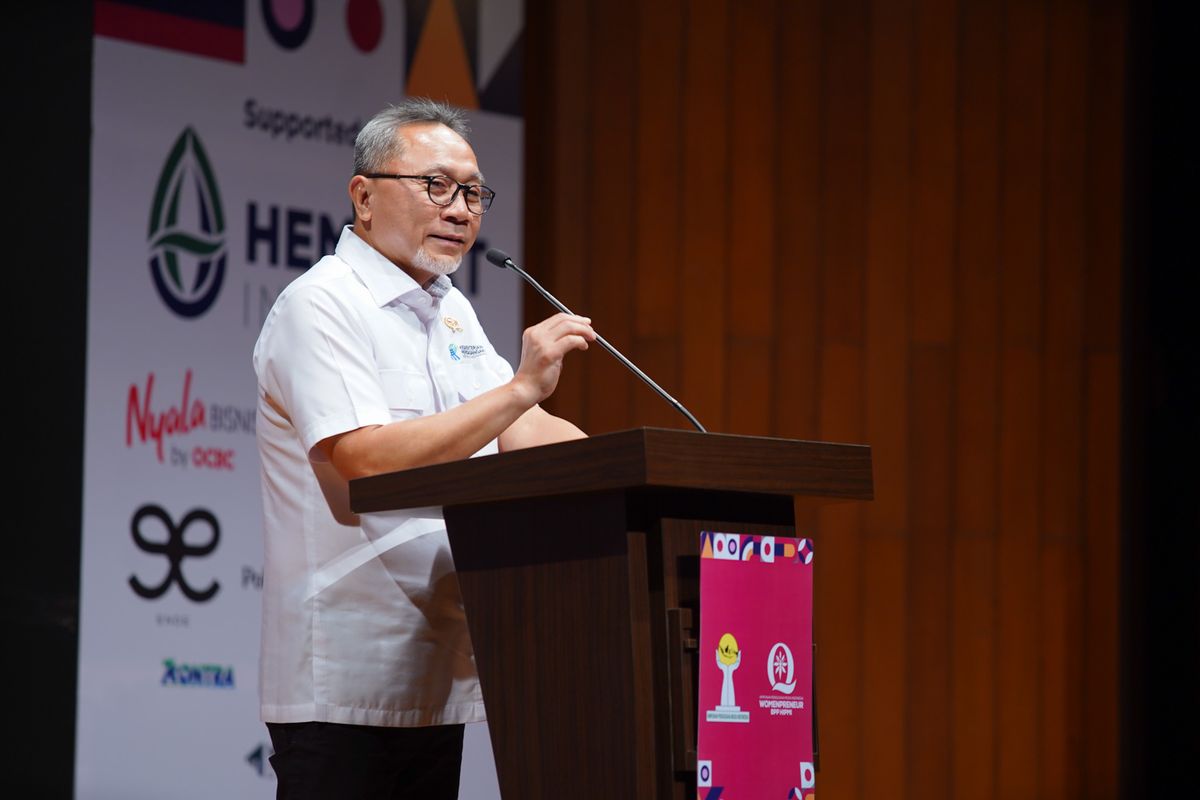 Menteri Perdagangan, Zulkifli Hasan memberikan sambutan pada Pelantikan BPP HIPMI 2023 Badan Otonom Womenpreneur yang diselenggarakan di The Energy Building, Jakarta, Rabu (6/12/2023).