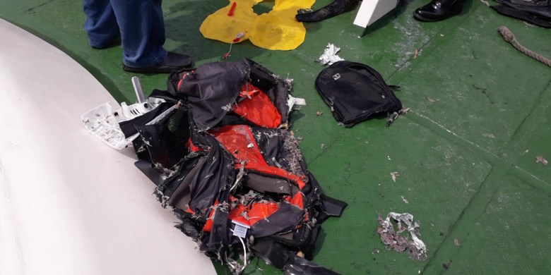 Sebuah tas ditemukan hancur di lokasi dugaan jatuhnya pesawat Lion Air JT610 di perairan Tanjung Karawang, Jawa Barat, Senin (29/10/2018).