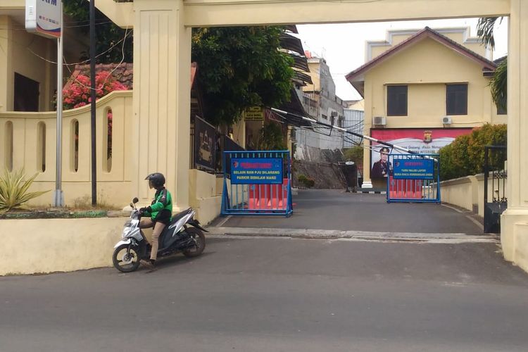 Seorang pengemudi ojek online (ojol) berbalik arah di pintu masuk Mapolda Lampung, Rabu (13/11/2019). Pasca ledakan bom di Mapolda Medan, Polda Lampung membatasi akses pengantar paket dan ojol yang mengantarkan pesanan ke dalam mapolda.