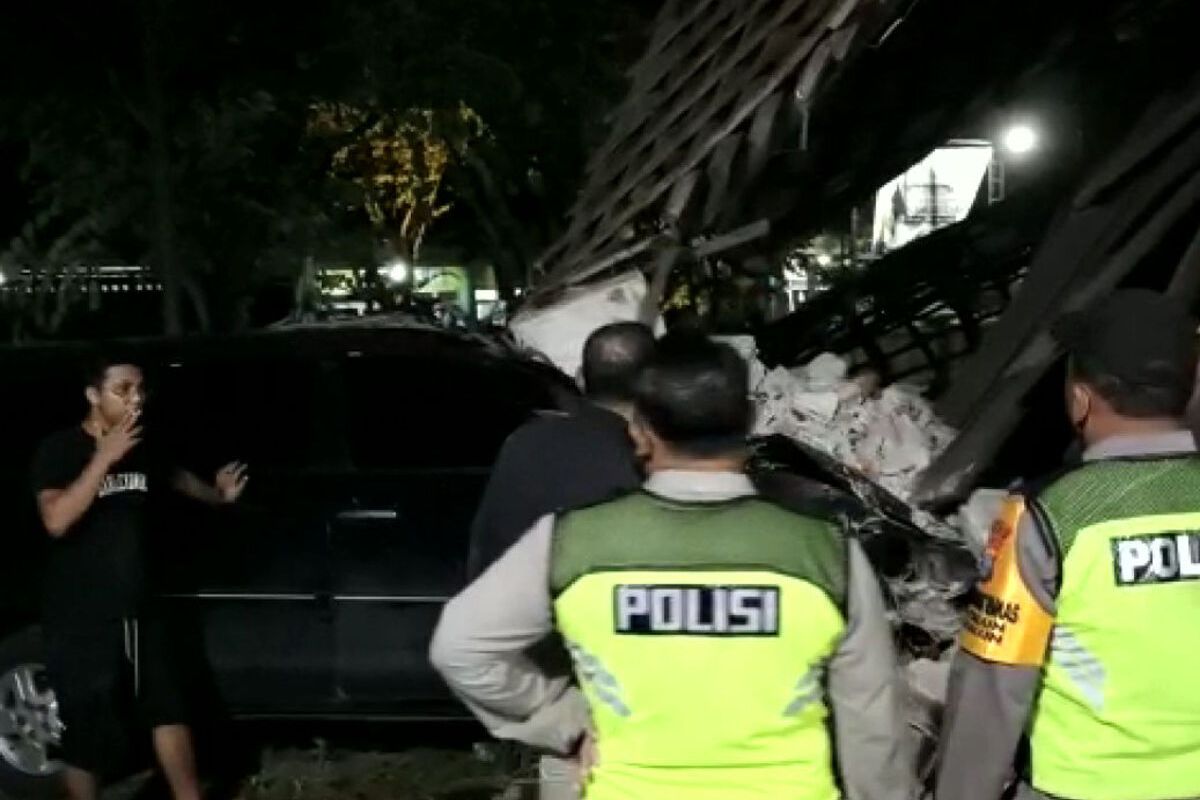 Tangkapan layar video amatir menunjukkan mobil Kijang Innova hitam menabrak rumah warga di Desa Jeblok, Kecamatan Talun, Kabupaten Blitar, Selasa (28/2/2023) dini hari.