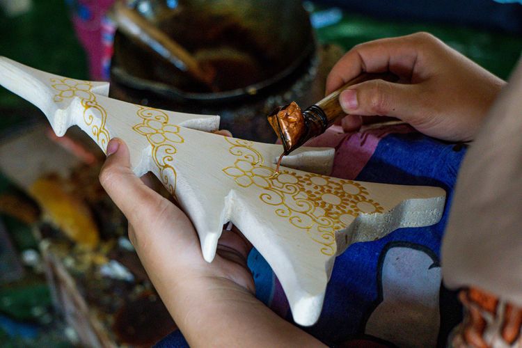 Kerajinan batik kayu di Desa Wisata Krebet, Bantul.