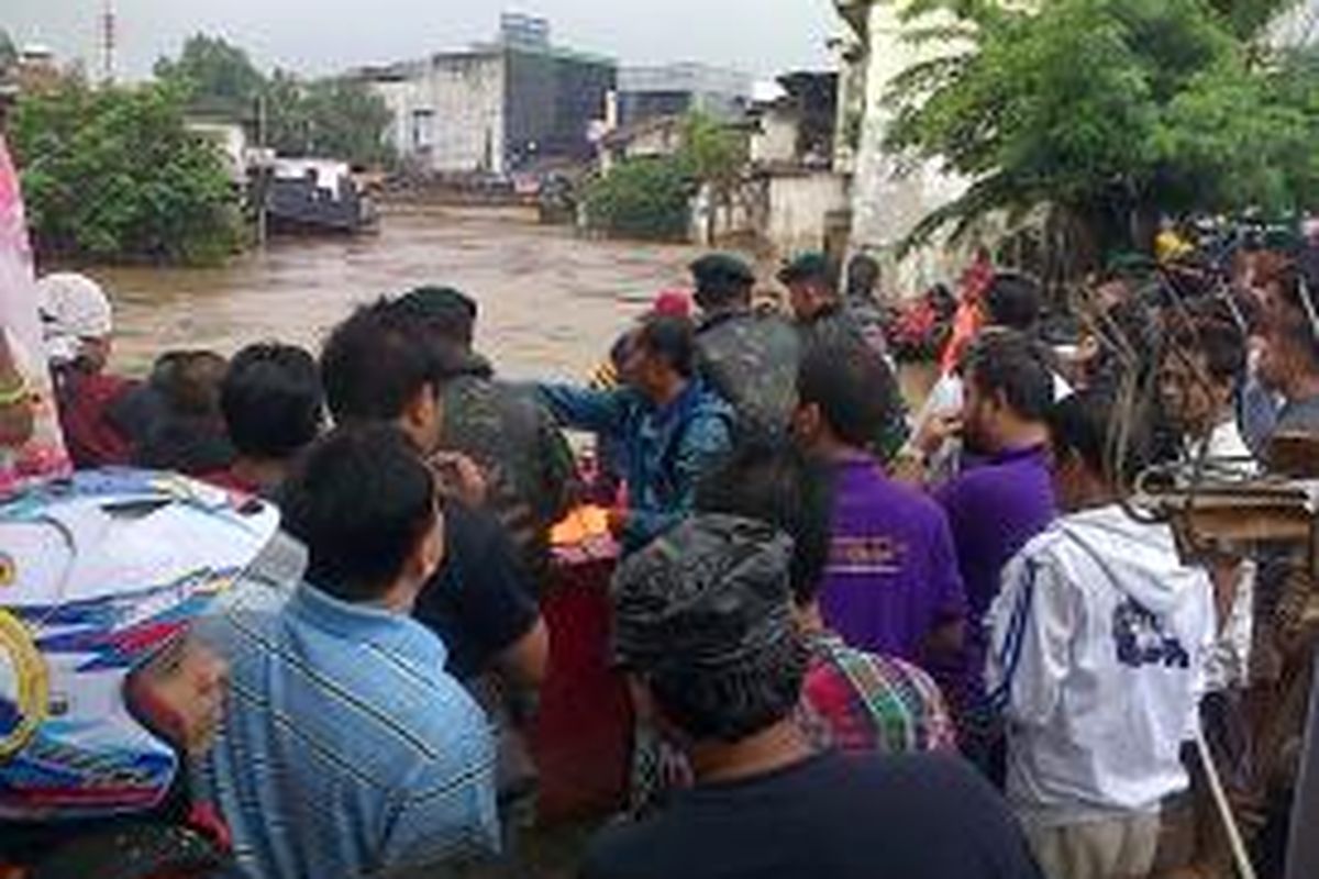 Warga berkerumun melihat aksi tim SAR dan pasukan Kostrad yang mengevakuasi korban banjir Sungai Ciliwung di Kampung Pulo, Jakarta Timur, Selasa (21/1/2014).