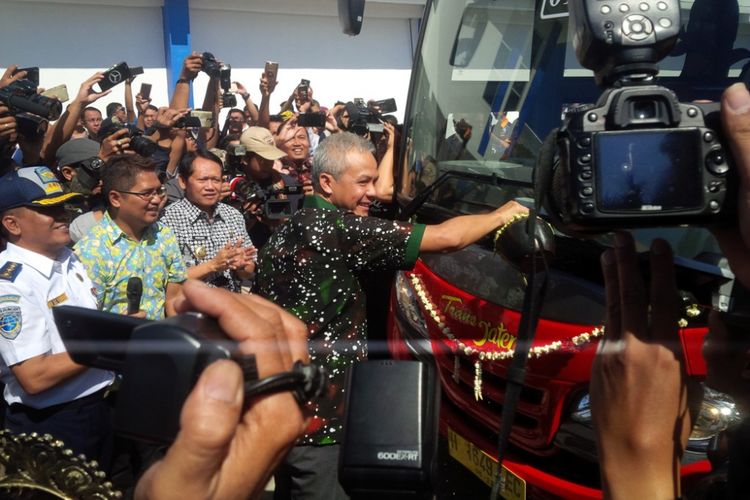 Gubernur Jawa Tengah Ganjar Pranowo memecahkan kendi tanda pelepasan armada   pertama Bus Rapid Transit (BRT) Trans Jateng aglomerasi koridor I Semarang Tawang-Terminal   Bawen, Jumat (7/7/2017) siang di Terminal Bawen, Kabupaten Semarang.