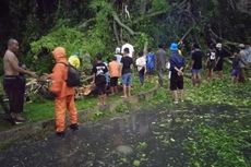 Banjir Terjang Jalan Raya di Bandung Barat, 2 Motor Terseret Arus dan Kantor Desa Terendam