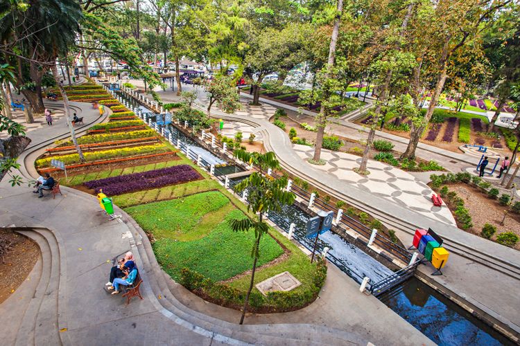 Taman Balai Kota menjadi salah satu tempat wisata Bandung dekat Gedung Sate yang bisa dijajal.