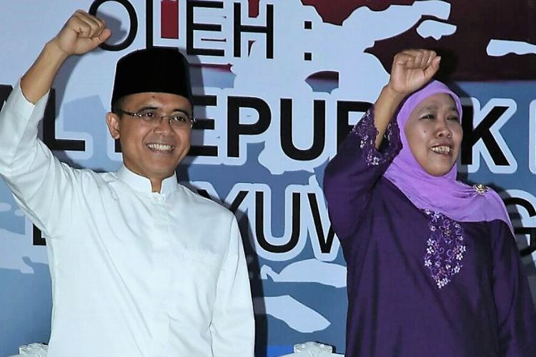 Menteri Sosial Khofifah Indar Parawansa dan Bupati Banyuwangi Abdullah Azwar Anas hadir dalam penyerahan bantuan nontunai Program Keluarga Harapan di Kecamatan Kalibaru, Banyuwangi, Minggu (11/6). 