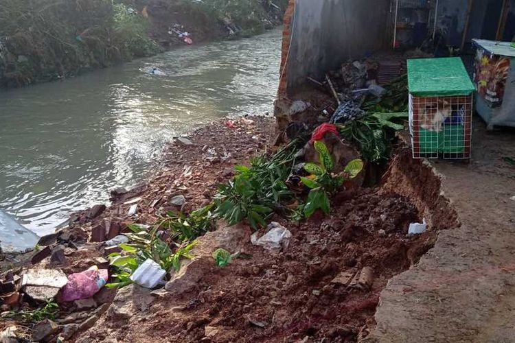 Gudang produk alumunium keperluan lebaran di Tanjung Karang Timur ambruk diterjang banjir, Jumat (15/4/2022) malam. Hujan deras yang terjadi di sebagian wilayah Kota Bandar Lampung dikabarkan berdampak di pesisir sungai.