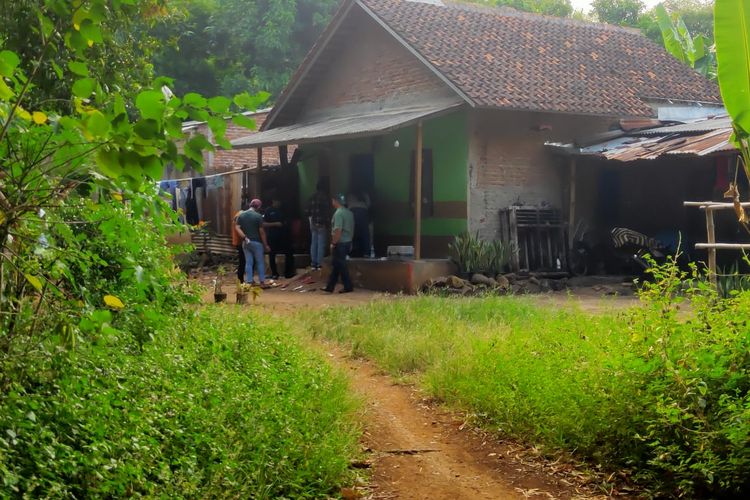 Polisi menggeledah rumah Pegi Setiawan, terduga pembunuh Vina, pelajar asal Cirebon dan pacarnya, Eki, di RT 2 RW 2 Blok Simaja, Desa Kepompong, Kecamatan Talun Kabupaten Cirebon, Jawa Barat, Rabu (22/5/2024)