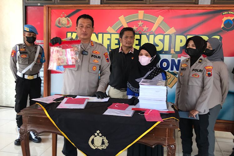 Kapolres Pekalongan Jawa Tengah AKBP Arief Fajar Satria memperlihatkan barang bukti uang yang digelapkan mantan teller bank.