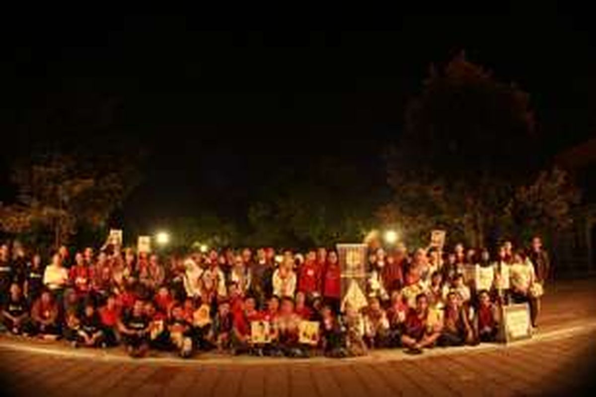 Kegiatan Night at The Museum. Komunitas di Yogyakarta itu mengajak anak muda mengenal sejarah dengan berkunjung ke museum pada malam hari. 