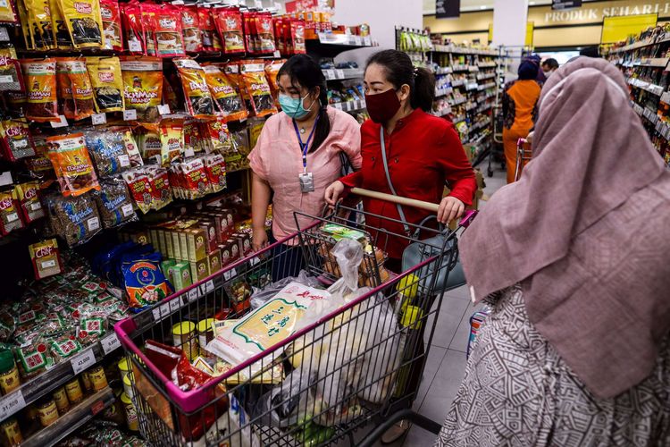 Pembeli menggunakan masker saat belanja kebutuhan pokok di supermarket AEON Mal Serpong, Tangerang, Banten, Selasa (26/5/2020). Pemerintah Indonesia bersiap menerapkan tatanan baru (new normal) dalam waktu dekat. Salah satunya dengan mulai membuka pusat perbelanjaan secara bertahap di bulan Juni mendatang.