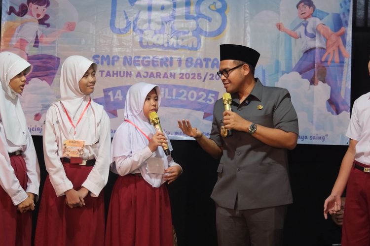 Bupati Batang M Faiz Kurniawan berinteraksi dengan siswi baru saat menghadiri MPLS SMP Negeri 1 Batang, Senin (14/7/2025).