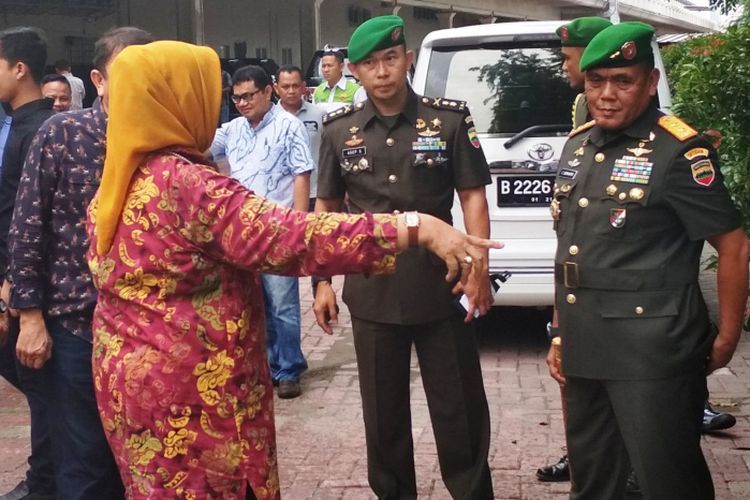 Pangdam I BB Mayjen Cucu Somantri saat meninjau posko keamanan di rumah Bobby di Bukit Hijau Regency, Kompleks Taman Setiabudi Medan, Sabtu (11/11/2017)