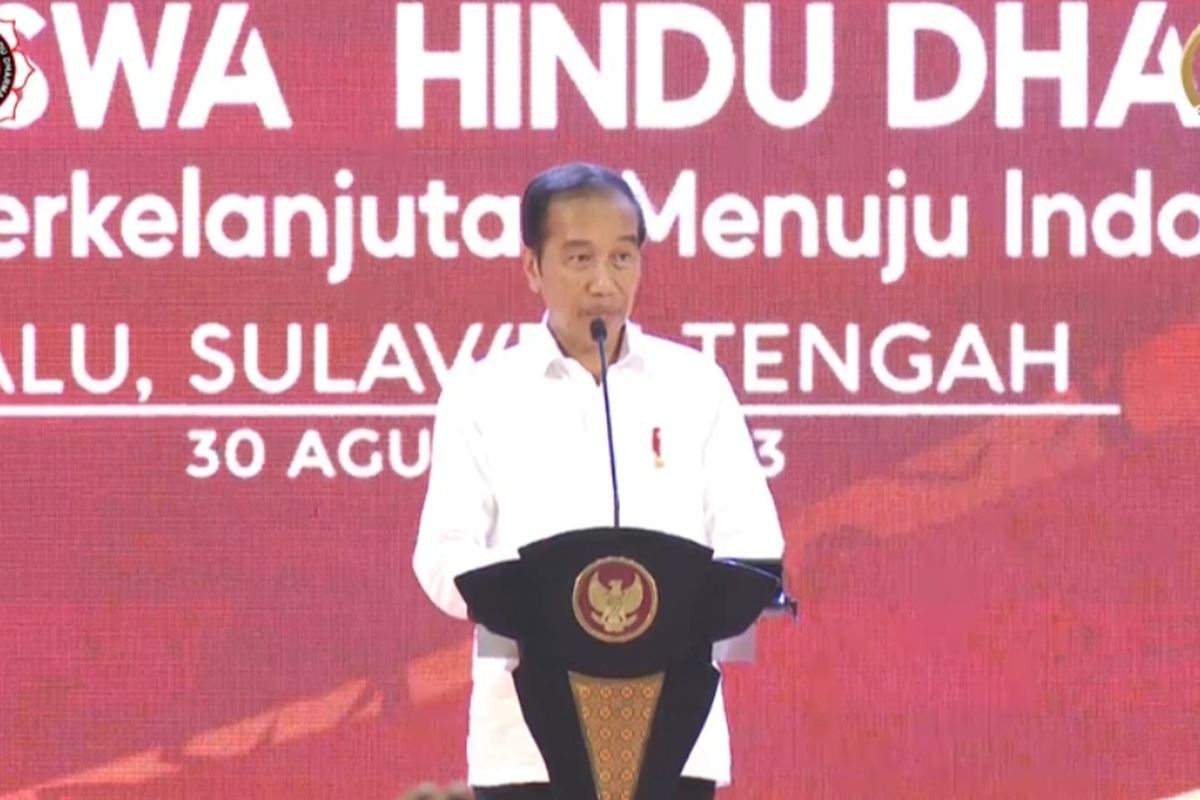 Jokowi saat memberikan sambutan pada pembukaan Mahasabha Kesatuan Mahasiswa Hindu Dharma Indonesia (KMHDI) di Universitas Tadulako, Sulawesi Tengah, pada Rabu (30/8/2023).