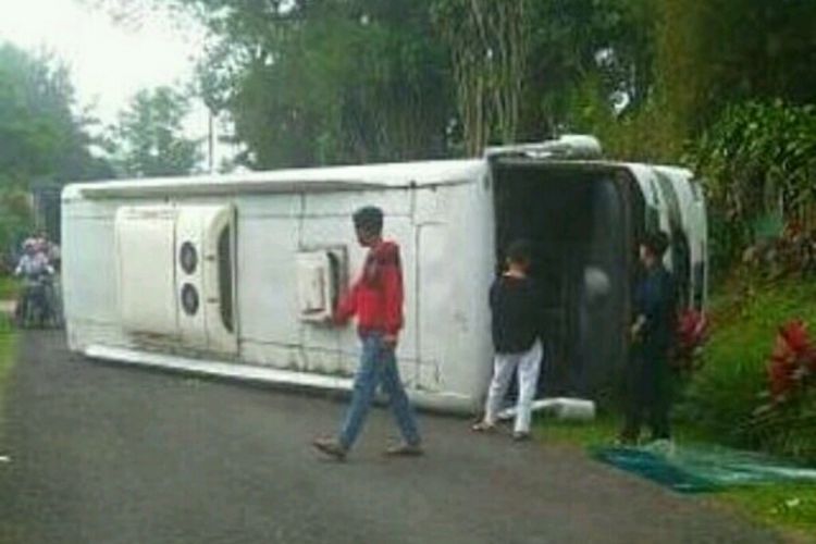 Bus berpenumpang puluhan siswa SMP terbalik di Kawasan Objek Wisata Malino, Kecamatan Tinggimoncong, Kabupaten Gowa, Sulawesi Selatan. Rabu, (2/5/2018).