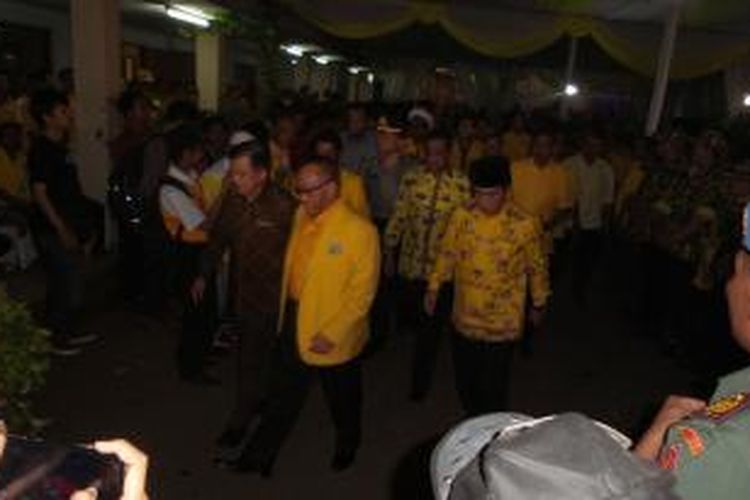 Wakil Presiden Jusuf Kalla dan Ketua Umum Golkar Aburizal Bakrie saat mendatangi HUT ke 51 Partai Golkar di Kantor DPP-nya, Jakarta Barat, Kamis (26/11/2015).