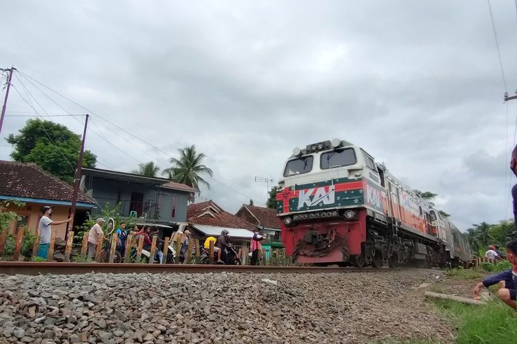 Mobil karyawan BNI terseret kereta saat melintas di perlintasan kereta tanpa palang pintu di Manonjaya, Kabupaten Tasikmalaya, Selasa (15/12/2020).