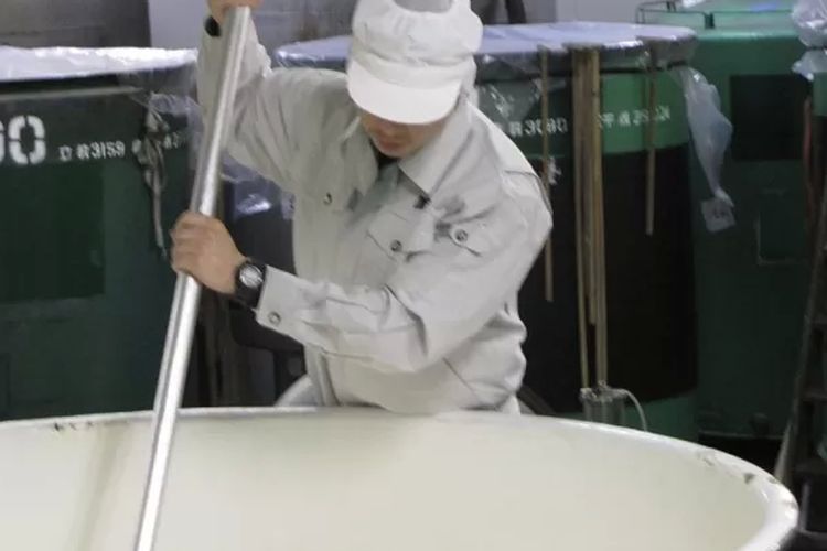 Ruang-ruang kelas beralih fungsi menjadi tempat pembuatan sake.