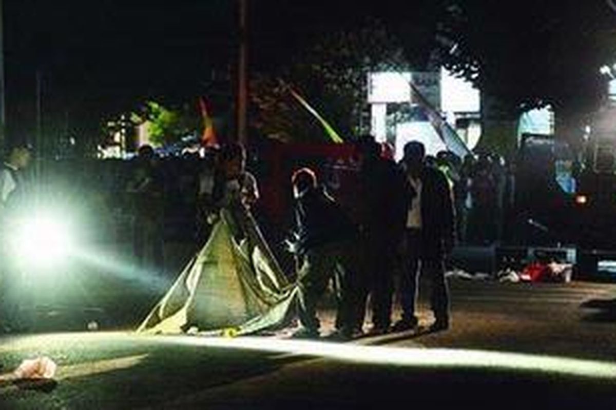 Aparat keamanan memeriksa lokasi penyergapan terhadap terduga pelaku penembakan polisi di Jalan Veteran, Kota Solo, Jawa Tengah, Jumat (31/8/2012) malam. Terduga pelaku teror tersebut ditembak sekitar pukul 21.30. Hingga saat ini kasus tersebut masih ditangani secara intensif oleh pihak kepolisian.