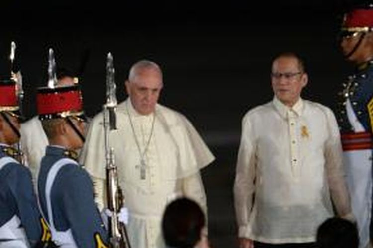 Presiden Benigno Aquino menyambut Paus Fransiskus saat tiba di sebuah pangkalan udara militer Filipina di Manila, Kamis (15/1/2015).