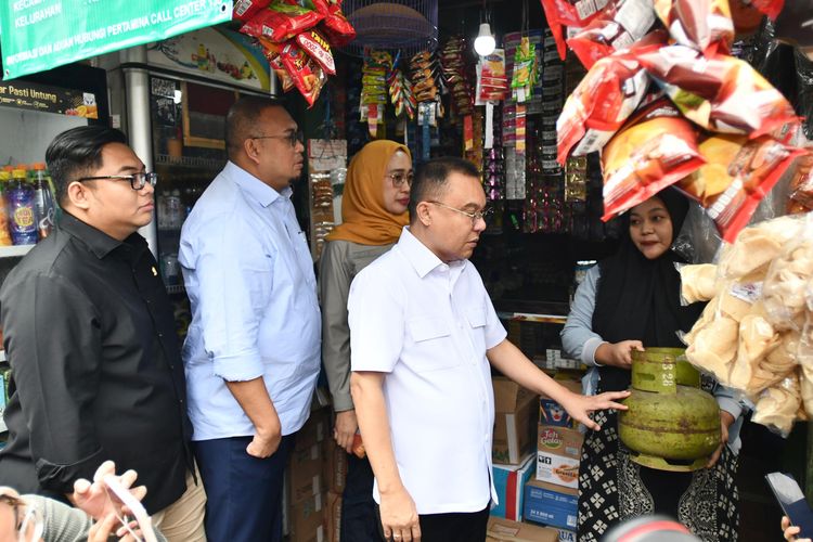 Wakil Ketua DPR RI Sufmi Dasco mengecek ketersediaan LPG 3 kg di sejumlah lokasi di Palmerah, Jakarta Barat, Kamis (6/2/2025).