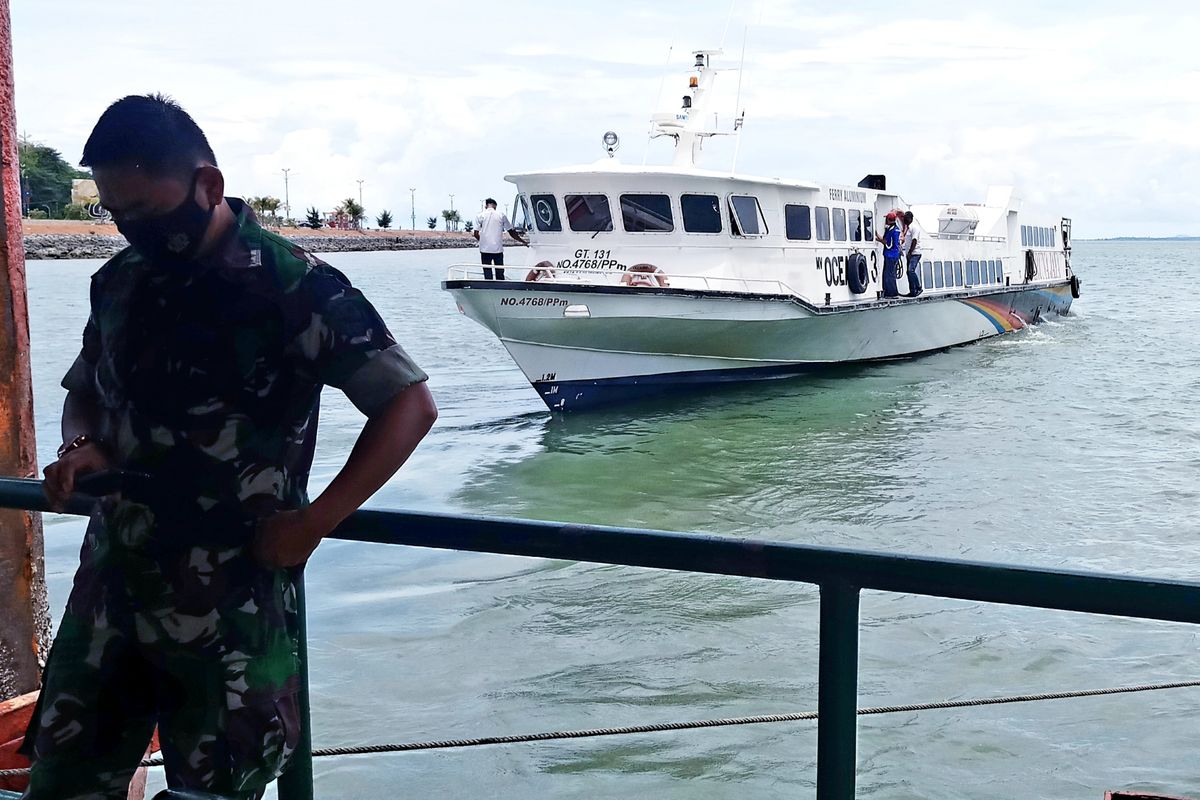 Sebuah kapal penumpang tuba di Pelabuhan Sri Bintan Pura, Senin (25/4/2022).