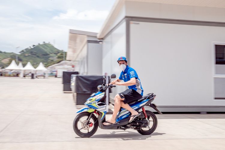 Saat tes pramusim MotoGP Mandalika 2022, pebalap dan kru tim Suzuki Ecstar menggunakan motor paddock Suzuki Nex II dan Nex Crossover.