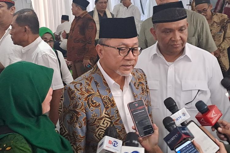 Ketua Umum PAN Zulkifli Hasan (Zulhas) saat ditemui di rumah Wamenaker Afriansyah Noor, Jakarta Selatan, Minggu (8/10/2023). 