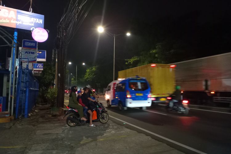 Lalu lintas di Jalan Raya Bogor arah Pasar Rebo, seberang Naga Swalayan Ciracas, Jakarta Timur, sudah kembali normal setelah sempat tersendat akibat tumpahan oli, pada Senin (20/5/2024).
