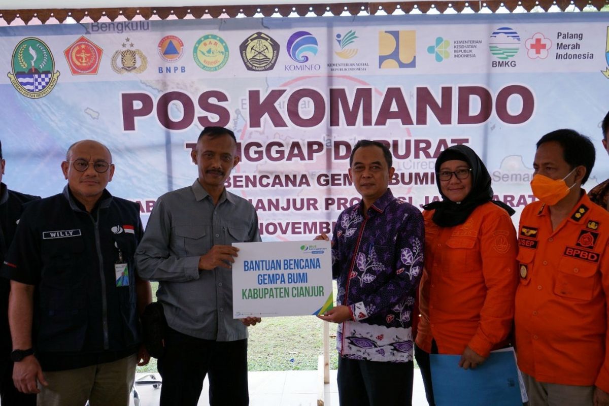 BPJS Ketenagakerjaan (BPJAMSOSTEK) menyerahkan bantuan bagi korban bencana gempa Cianjur di pendopo kantor Bupati Cianjur yang sekaligus menjadi pos komando tanggap darurat bencana, kamis(24/11/2022)
