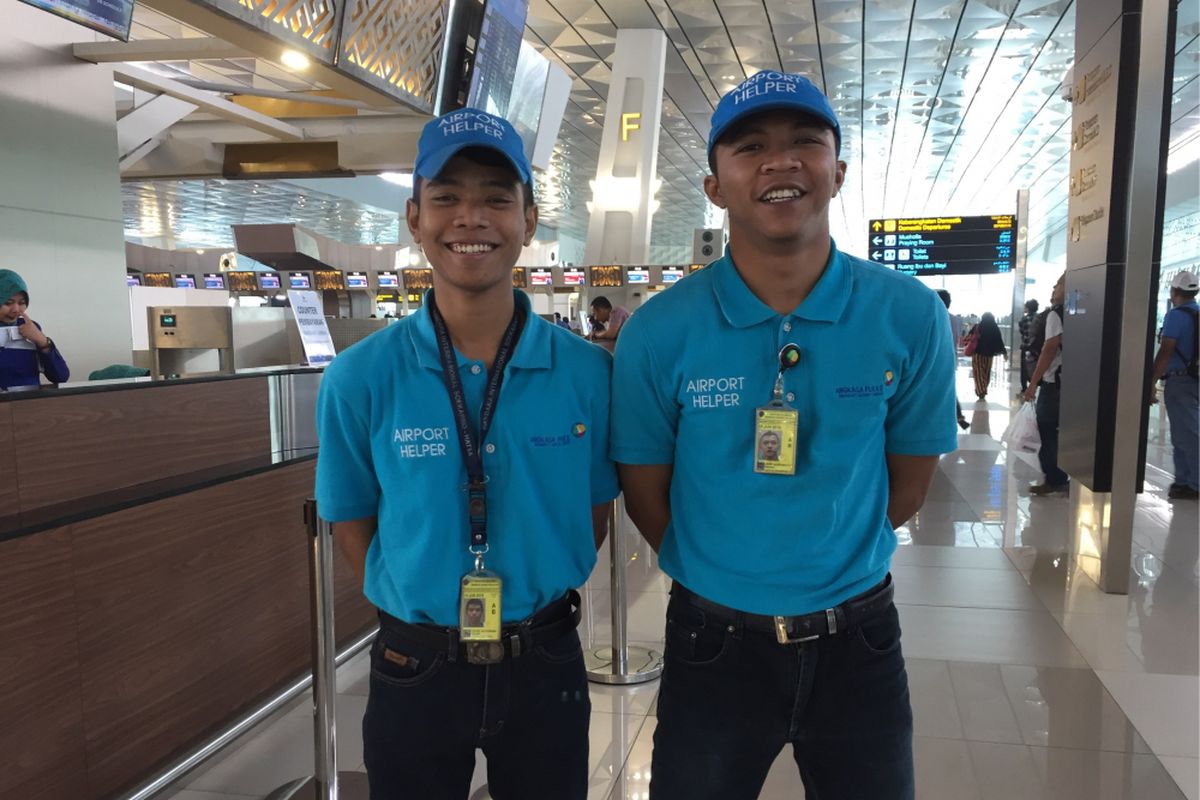 Petugas airport helper yang bertugas di Terminal 3 Bandara Soekarno-Hatta, Tangerang, Jumat (8/9/2017).