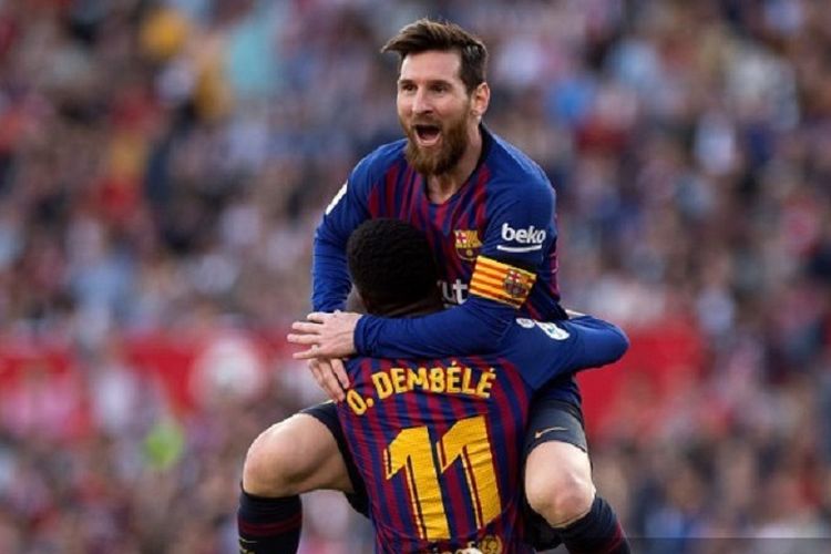 Lionel Messi berselebrasi bersama Ousmane Dembele setelah mencetak gol pada laga Barcelona kontra Sevilla di Stadion Ramon Sanchez Pizjuan, 23 Februari 2019.