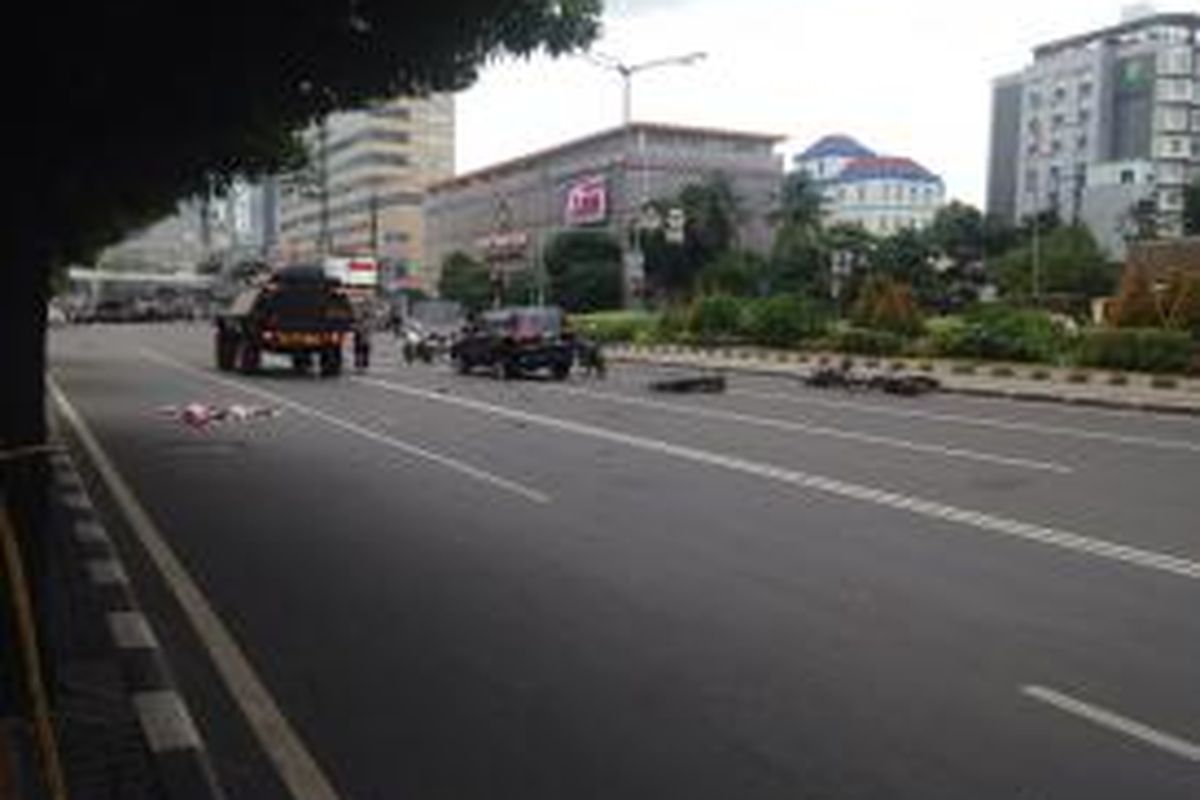 Mobil polisi tampak terparkir di dekat Djakarta Theatre. 