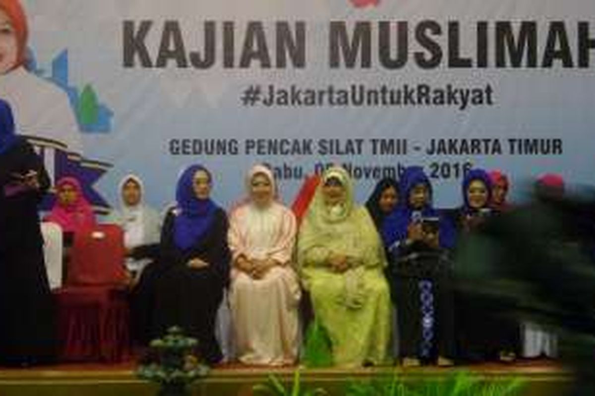 Calon wakil gubernur DKI Sylviana Murni saat mendatangi acara tausyiah di Jakarta Timur. Sylviana membantah bahwa kedatangannya merupakan bentuk kampanye, Rabu (9/11/2016)