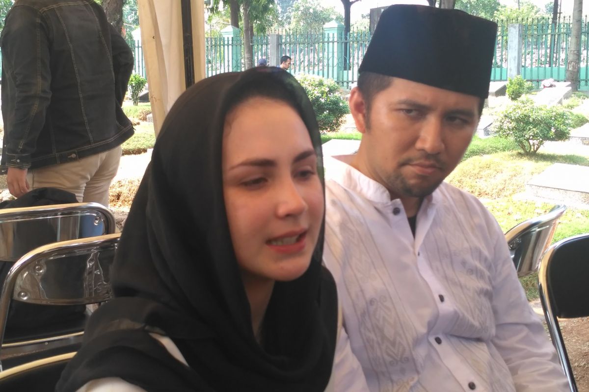 Arumi Bachsin didampingi suaminya Emil Dardak usai prosesi pemakaman ayah Arumi, Aries Aliruddin Bachsin, di TPU Kebon Nanas, Jakarta Timur, Jumat (26/10/2018). 