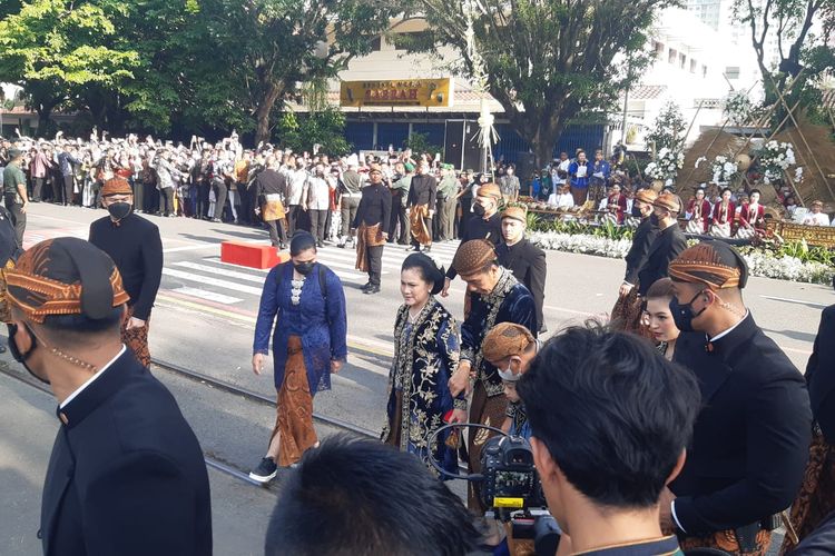 Presiden Jokowi bersama Ibu Negara Iriana Jokowi tiba di Loji Gandrung Solo, Jawa Tengah, Minggu (11/12/2022).
